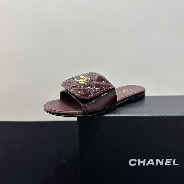 Chanel小香C家2025 S 早春新款香奈儿翻盖平底拖鞋，时尚与舒适的完美融合！经典双C标志闪耀夺目，彰显奢华身份。鞋面材质独特，纹理精致。多种配色适配不同