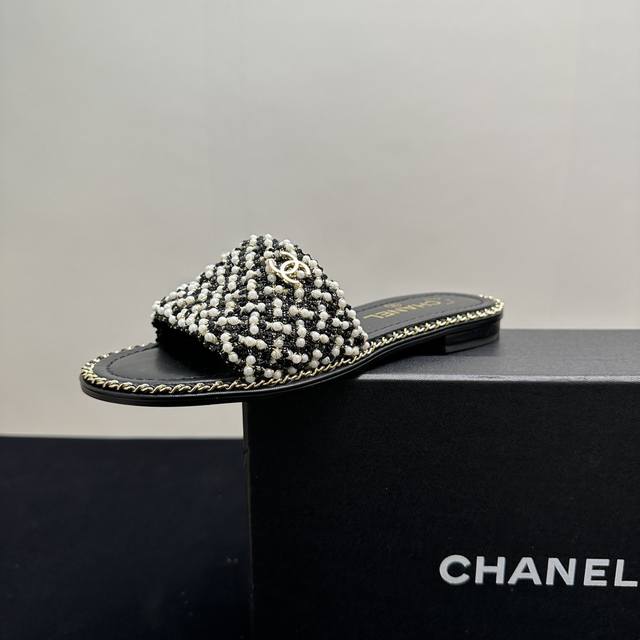 2025Ss Chanel香奈儿小香风珍珠中跟粗跟平底拖鞋，时尚界的经典之作。鞋面珍珠与菱格巧妙搭配，闪耀间尽显奢华。标志性双C Logo 精致吸睛，彰显品牌格