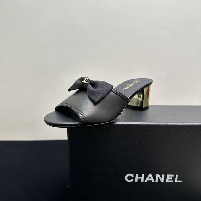 Chanel香奈儿小香风蝴蝶结穆勒鞋中跟拖鞋，时尚与优雅的完美融合。标志性双C 搭配精致蝴蝶结，简约中尽显奢华格调。多种经典配色，适配不同风格穿搭。无论是漫步街