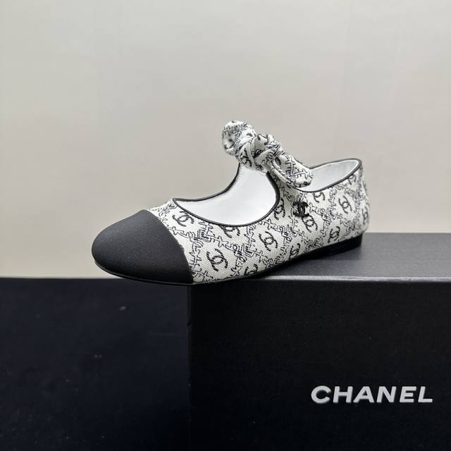 Chanel香奈儿小香风蝴蝶结平底鞋兔耳朵玛丽珍鞋，将优雅与舒适完美结合。经典菱格纹与标志性双C元素交织，搭配灵动蝴蝶结，精致又俏皮。多样配色适配不同穿搭场景，