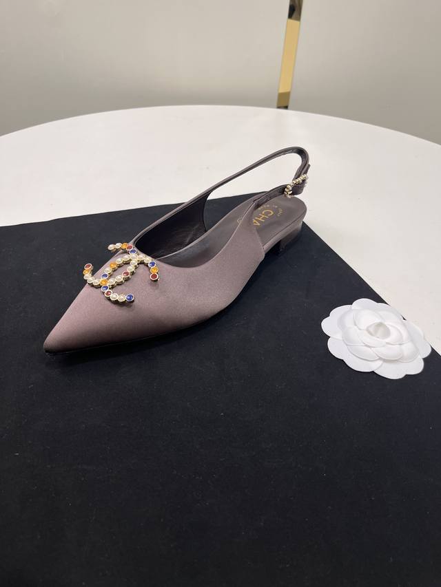 厂价 Chanel香奈儿｜小香24P新品经典 双C尖头后空凉鞋！ 鞋面采用定制进口真丝 内里踮脚均为丝绸羊皮 意大利进口牛皮大底 跟高：7厘米 平底 Size：