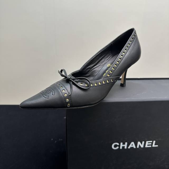 Chanel香奈儿小香风尖头高跟鞋单鞋 时尚圈永远的神 集美们，又被我挖到宝啦！香奈儿这款尖头高跟鞋，简直是时尚界的“梦中情鞋”！ 爆款魅力：经典尖头设计，拉长