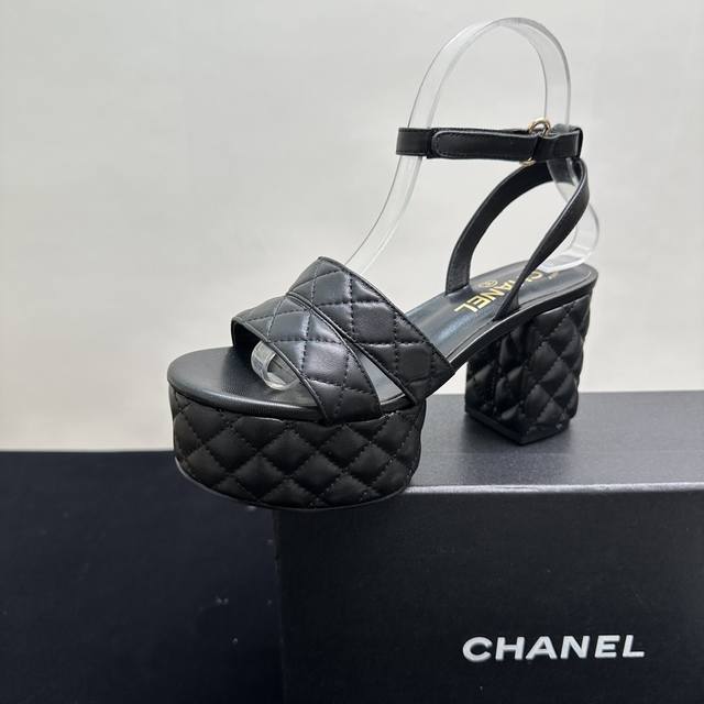 Chanel香奈儿厚底高跟粗跟防水台凉鞋，时尚出圈秘籍 宝子们，香奈儿厚底高跟凉鞋惊艳来袭！菱格纹羊皮鞋面，经典元素时髦拉满。厚底设计，显高同时走路稳。多种配色