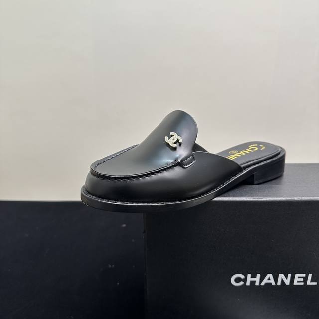 Chanel小香风香奈儿穆勒鞋半拖鞋 时尚慵懒风密码 时尚精们看过来！香奈儿穆勒鞋，简约而不失格调。优质皮革打造，柔软舒适，质感上乘。标志性双C 装饰，低调奢华