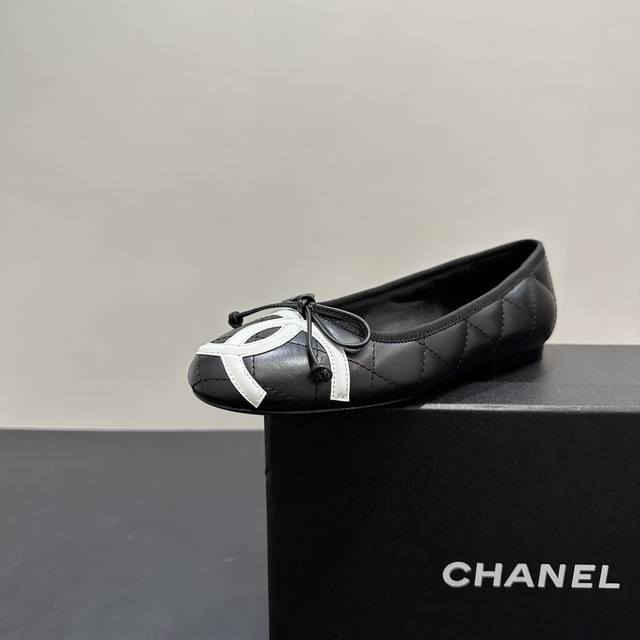 2025Ss春夏新款Chanel香奈儿芭蕾平底鞋，优雅不请自来。经典双C标志与蝴蝶结设计，巧妙融合时尚与浪漫。精致皮革，舒适脚感，无论是漫步街头还是出入正式场合