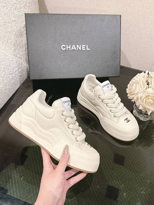 Chanel 25C 春夏专柜新款休闲运动鞋 天花板顶级品质 这款靴子真的是小个子福星，厚底5Cma 更精致一点 ，显腿瘦，关键是上脚很舒服 鞋面：进口牛皮 内