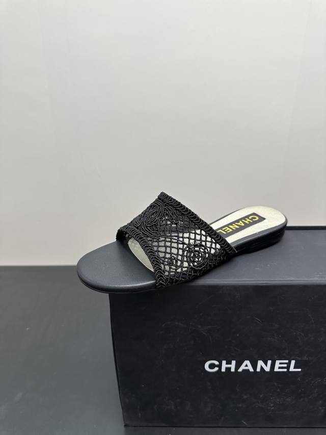 Chanelc家香奈儿拖鞋，时尚圈的经典之作！精致蕾丝鞋面，透着优雅格调，简约设计却处处彰显品牌巧思。上脚舒适又吸睛，无论是搭配裙装还是裤装，都能轻松提升时尚感
