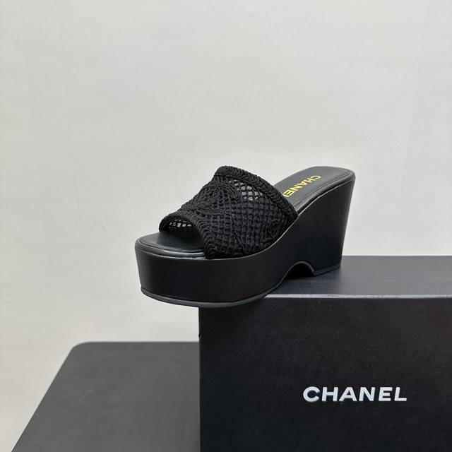 Chanel｜香奈儿小香经典春夏新品 双C厚水台厚底松糕底毛线网面拖鞋 这一季的春款真的太爱了！ 网纱若隐若现 性感又不失甜美~