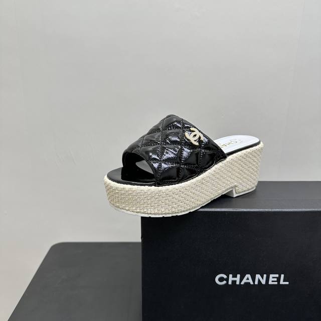 2025Ss Chanel香奈儿小香坡跟厚底松糕底电绣菱格拖鞋，将经典与时尚巧妙融合。标志性双C Logo醒目亮眼，彰显奢华身份。鞋面菱格纹精致细腻，搭配柔软皮