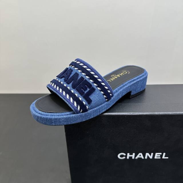 Chanel香奈儿蓝色牛仔布面厚底拖鞋，将经典丹宁元素与品牌格调完美融合。鞋面独特纹理，搭配标志性字母设计，个性又吸睛。舒适版型，贴合脚部。无论是搭配裙装展现优