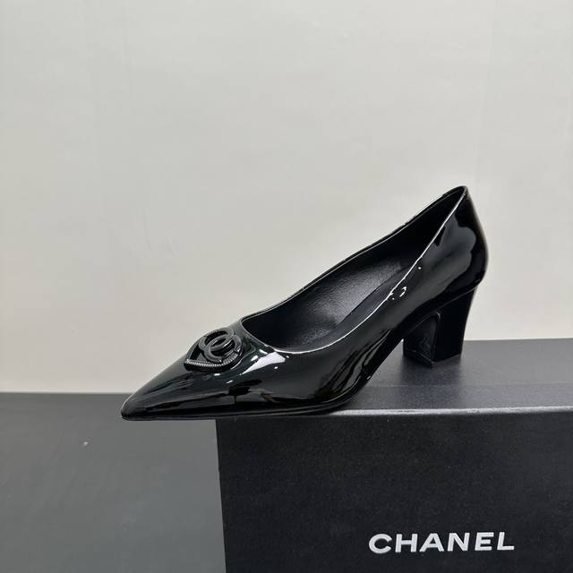 Chanel香奈儿小香风粗跟方跟尖头单鞋，尽显优雅格调。经典双C标志精致夺目，是奢华身份象征。鞋面材质多样，绒面柔软，漆皮亮眼。中跟设计舒适好走，无论是搭配裙装