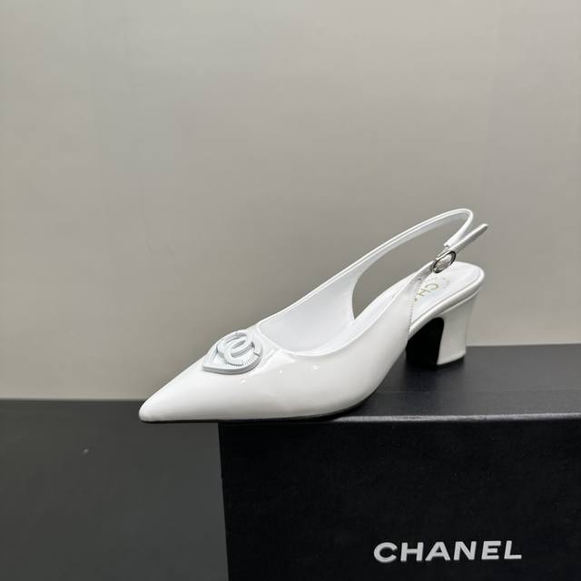 Chanel香奈儿小香风粗跟方跟后空尖头凉鞋，尽显优雅格调。经典双C标志精致夺目，是奢华身份象征。鞋面材质多样，绒面柔软，漆皮亮眼。中跟设计舒适好走，无论是搭配