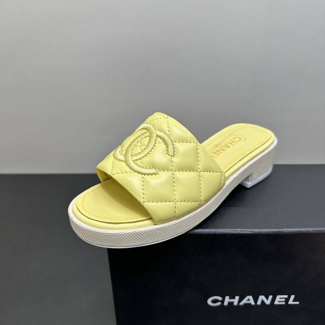 Chanel香奈儿C家厚底拖鞋 时尚界的慵懒密码 经典双C Logo，是香奈儿的灵魂标识，每一眼都彰显奢华格调。从优雅黑白到活力蓝粉黄，缤纷色彩适配各种风格。无