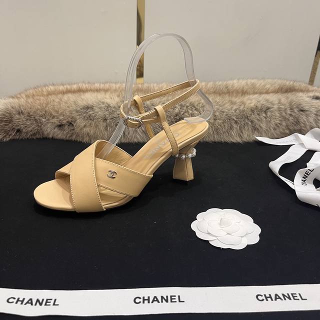 Chanel小香香奈儿Coco中跟凉鞋 独特的设计展示不朽的Chanel风格，异形跟的结合形成巧妙的对比，率性利落，魅力难挡。 面料：羊皮或真丝布 内里：小羊皮