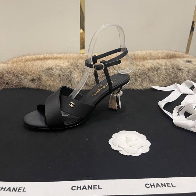 Chanel小香香奈儿Coco中跟凉鞋鞋 独特的设计展示不朽的Chanel风格，异形跟的结合形成巧妙的对比，率性利落，魅力难挡。 面料：羊皮或真丝布 内里：小羊