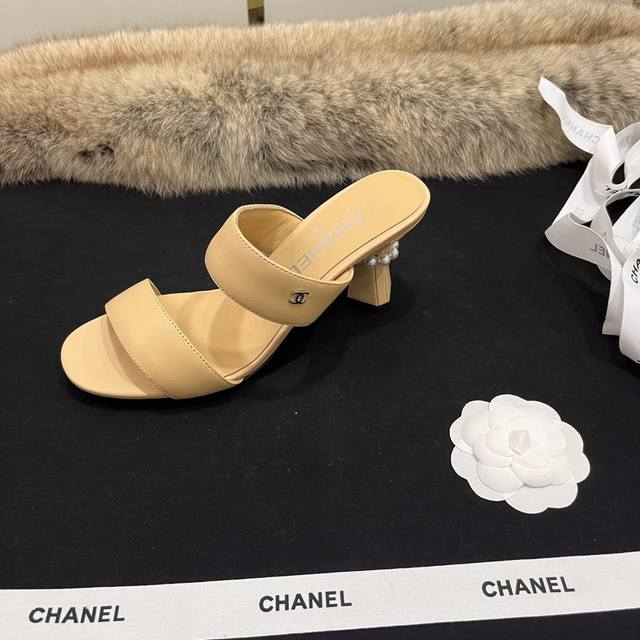 Chanel小香香奈儿Coco中跟拖鞋 独特的设计展示不朽的Chanel风格，异形跟的结合形成巧妙的对比，率性利落，魅力难挡。 面料：羊皮或真丝布 内里：小羊皮
