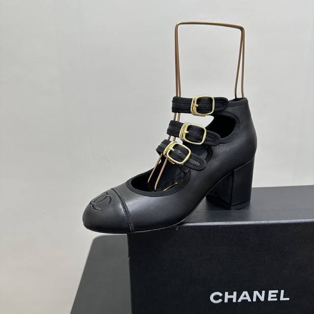 Chanel香奈儿小香25C春夏新品三条带拼接玛丽珍高跟单鞋 香家美鞋必入清单里不能少了它！ 这类鞋型就是典型的经典款 粗跟设计整体拉长比例效果 超显腿长 面料