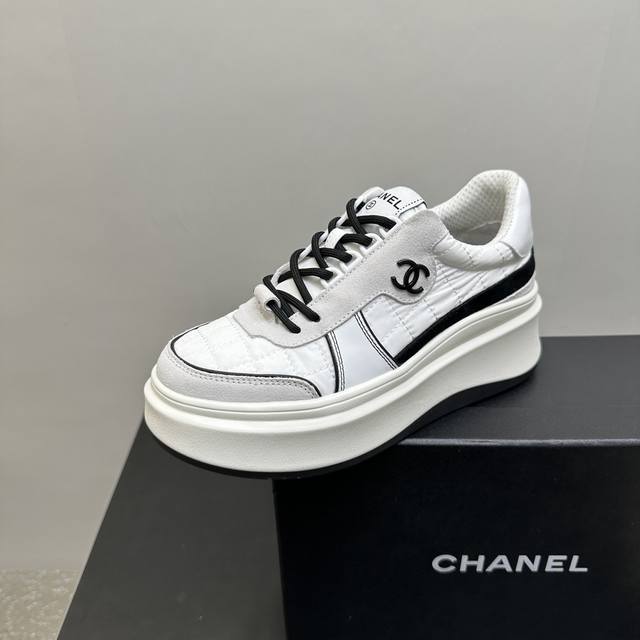 Chanel香奈儿厚底熊猫鞋饼干鞋休闲运动鞋！ 这款经典设计；鞋面多种工艺电绣的风格；大底却时尚运动；不平凡的拥入了多种配色元素 多元化混搭非常好看百搭，休闲，