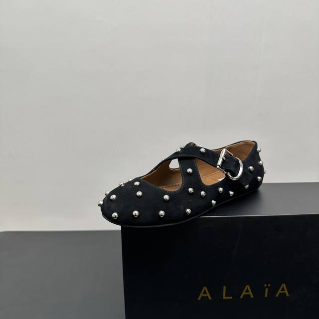 Alaia 交叉带玛丽珍铆钉单鞋来自巴黎 一见倾心 阿莱娅还有另外性感的一面 配上不同款式，不同风格都能轻松驾驭，无论牛仔裤，西装裤，还是百褶裙，都能将你的穿搭