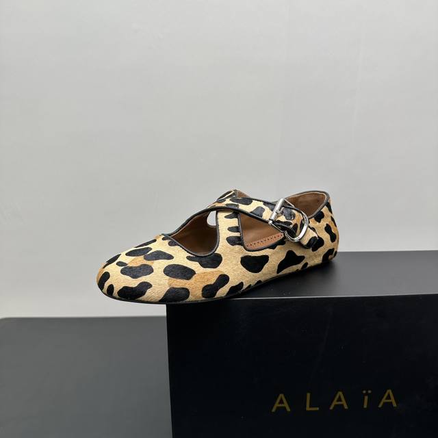 Alaia 交叉带玛丽珍铆钉单鞋来自巴黎 一见倾心 阿莱娅还有另外性感的一面 配上不同款式，不同风格都能轻松驾驭，无论牛仔裤，西装裤，还是百褶裙，都能将你的穿搭