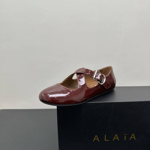 Alaia 交叉带玛丽珍铆钉单鞋来自巴黎 一见倾心 阿莱娅还有另外性感的一面 配上不同款式，不同风格都能轻松驾驭，无论牛仔裤，西装裤，还是百褶裙，都能将你的穿搭