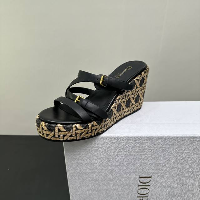 Dior迪奥D家2025Ss春夏新款仙女风坡跟厚底拖鞋 1:1原版复刻 市面上最高版本 各路时尚博主刷爆小红书！超时髦又充满高级感的单品！轻松打造造高端Look
