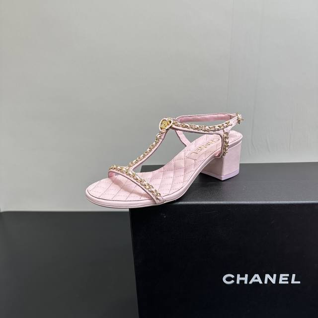 Chanel 小香香奈儿2025Ss春夏最新走秀时装 链条装饰菱格鞋垫高跟凉鞋 精确到1：1 轻奢而不累脚、上脚可随意搭配春夏的服饰、更加彰显质感和品味、简约中