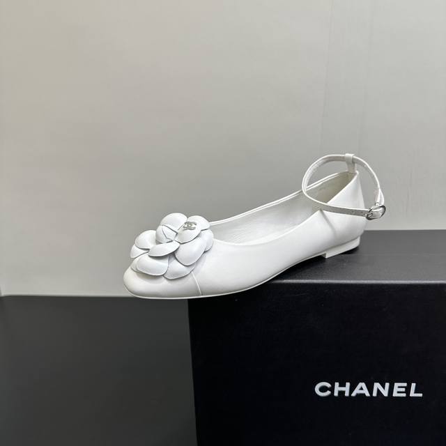 娱乐 Chanel2025新款香奈儿小香圆头山茶花后带平底单鞋，俏皮中又有点轻熟的高级，穿起来减龄又有气质！ 鞋面：羊皮 内里：羊皮内里 跟高：1Cm 鞋底：意