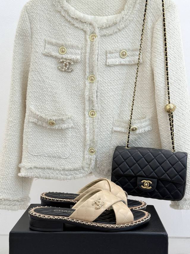 厂价 Chane*｜小香25K春夏新品 链条双C凉鞋拖鞋 链条凉鞋今年的大爆款 已被它的美貌折服得随性自然 又有香家经典的霸道 从皮质到五金满满的高级感 上脚舒
