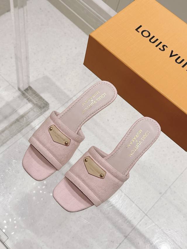 樱桃跟 225 驴家早春新品 New Arrival～Lv春夏涂鸦拖鞋，也太出彩了！时尚性感舒适，拉满了夏日美鞋能给的满分情绪价值.鞋的造型也很乖巧好看呀！ 鞋