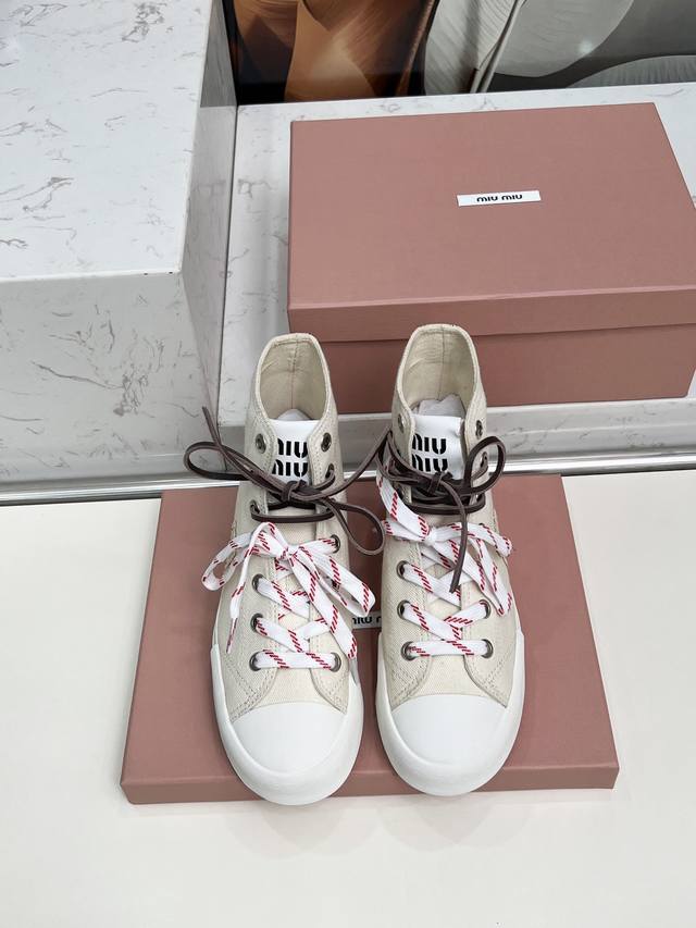 Miumiu25年最新走秀短靴经典升级 舒适度与时髦度并存经典黑白款百搭软底软面设计♀透气性好，随便怎么穿都好看，设计搭配不同风格需求 鞋面：原版定制布 内里: