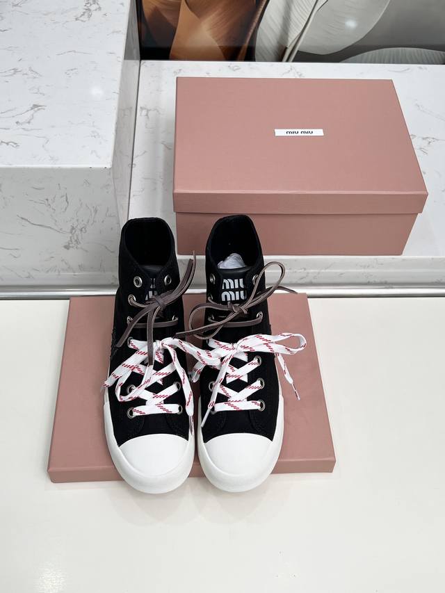 出厂： Miumiu25年最新走秀短靴经典升级 舒适度与时髦度并存经典黑白款百搭软底软面设计♀透气性好，随便怎么穿都好看，设计搭配不同风格需求 鞋面：原版定制布