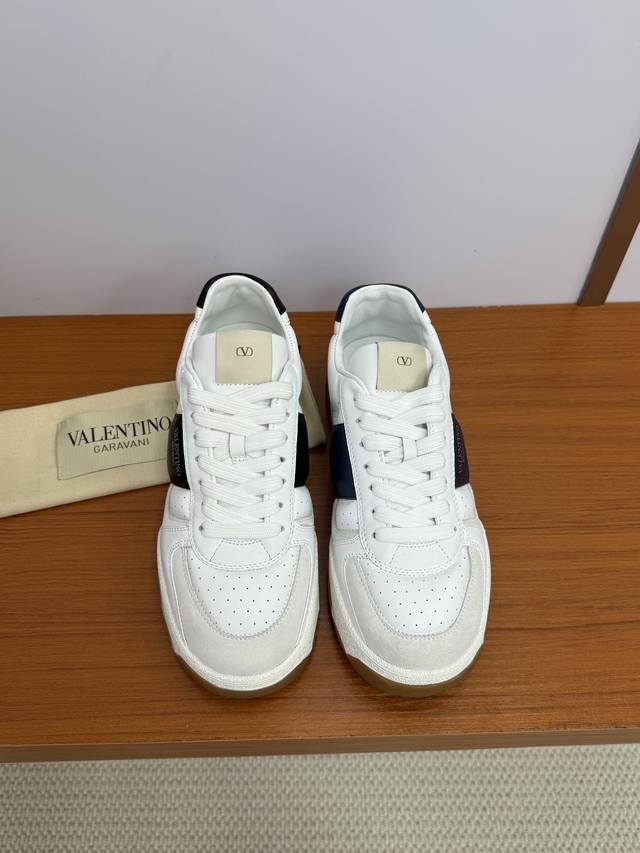 顶级品质 Valentino Ss25 New Arrival～ V家 One Stud情侣款运动鞋春夏新配色 鞋面冲孔拼接皮革设计，突显风格与高定工艺 舒适好
