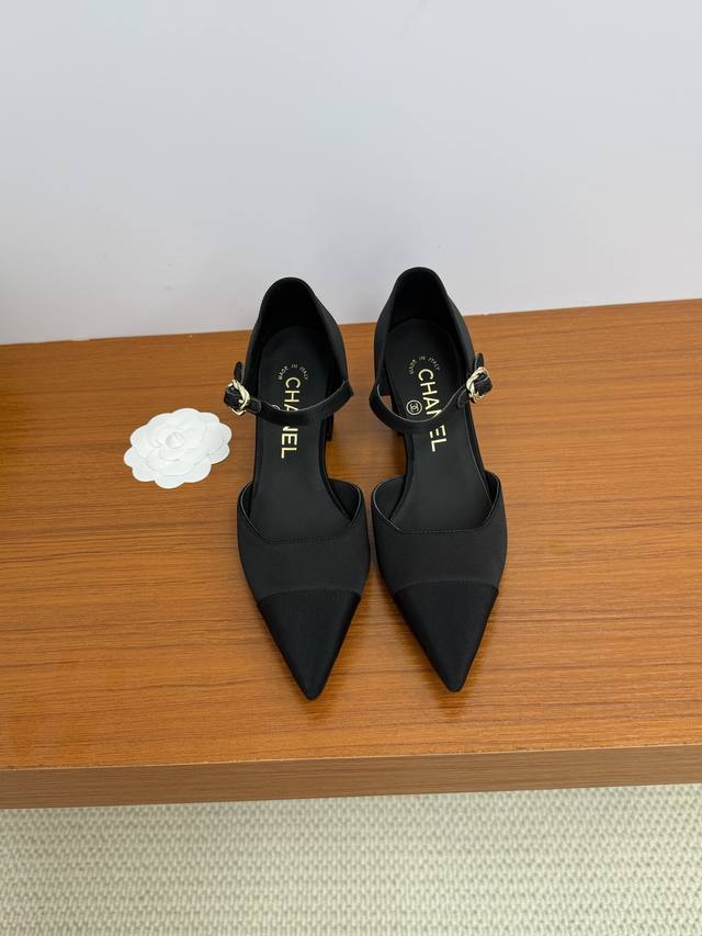 顶级品质 Chanel Ss25 New Arrival～ 小香春夏新品｜尖头粗跟凉鞋 贵气十足～满满高级感～一字带扣修饰脚背～ 6.5Cm粗跟～最舒服的高度～