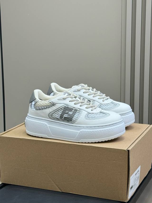 Fendi芬迪 厚底Match系列 情侣款 休闲 运动鞋 原版购入开发 做货 Fendi Match系带运动鞋。乳白色皮革材质，饰有白色高科技网眼布细节以呈现双