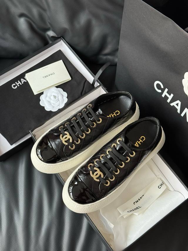 官网同步飞机盒 代购级Chanel香奈儿25Ass 饼干鞋 休闲款运动鞋 这款经典设计 鞋面多种工艺电绣的风格 大底却时尚运动 不平凡的拥入了多种配色元素 多元