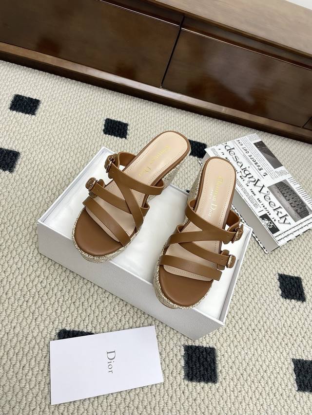 25Ss春夏新款Dior 迪奥Dway草编坡跟凉鞋防水台高跟凉鞋 这款 Dway 坡跟凉鞋是一款历久弥新的经典单品。富有辨识度，可调节的同色调牛皮革系带搭配搭扣