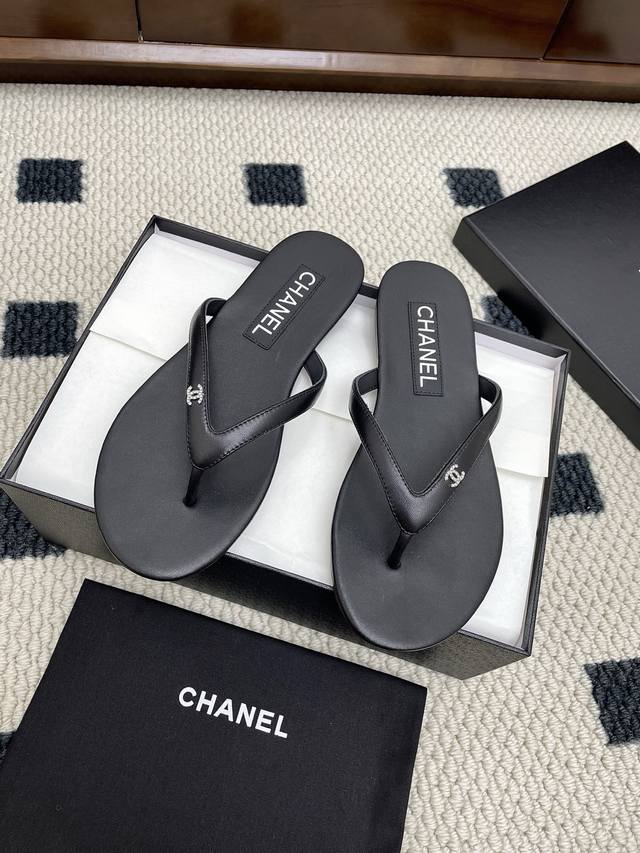 代购级Chanel~~香奈儿2025春夏季最新款人字拖 夹趾拖鞋 沙滩凉鞋 小香风爆款夹趾人字拖鞋~~无法抗拒的可爱小双C水钻金属Logo点缀，加上毛绒绒的绒布