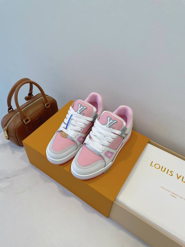 Lv Sneakerina Fw25Ss 火出圈了！日常出街、约会都很合适，舒适又时髦～ Lv出品即巅峰，不仅仅是外观一眼锁定，整体脚感一流，配色也是满足各种喜