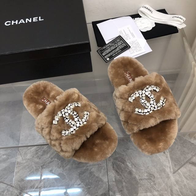 电绣版毛毛拖Chanel 2025 早秋水钻毛拖系列。独家开模大底 C#Logo 休闲搭百搭又时髦，定制加厚羊毛 纯手缝工线, 更牢固. 节细决定品质 细腻，属