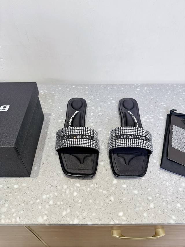Alexander Wang 大王 25Ss春夏新款 平底 拖鞋 个性御姐风 超有质感 爱了爱了 该款设计简约上脚时尚舒服 夏季不可缺少的一款 大王呈现焕然一新