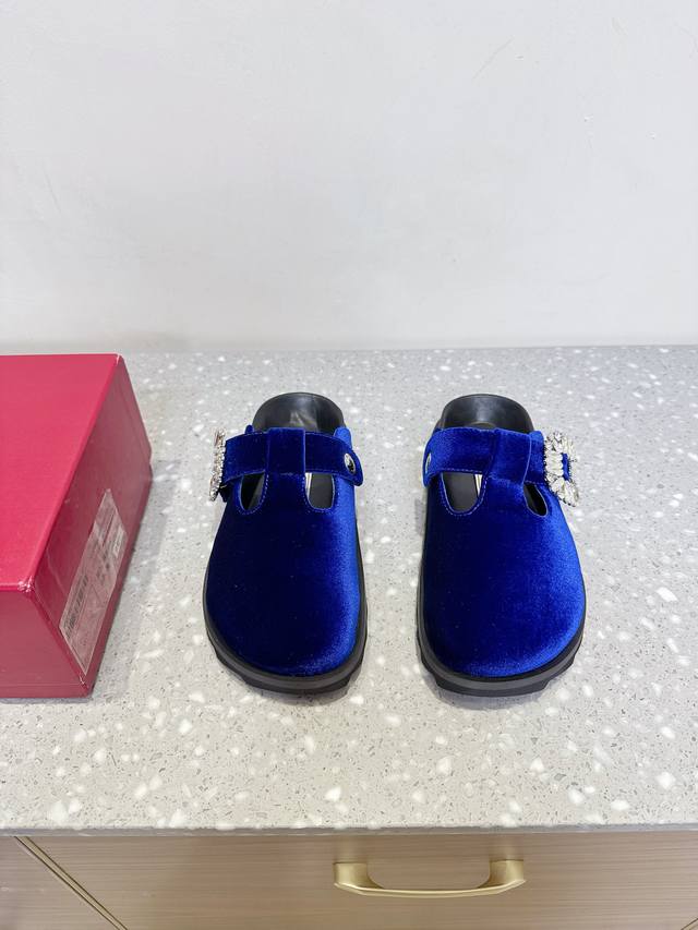 Roger Vivier 25Ss春夏新款 博肯 钻扣 休闲 半拖 人体工程学设计符合脚形的脚床，软木材质穿着超级轻便舒适，楦形线条优美，做工精致，长时间穿着不
