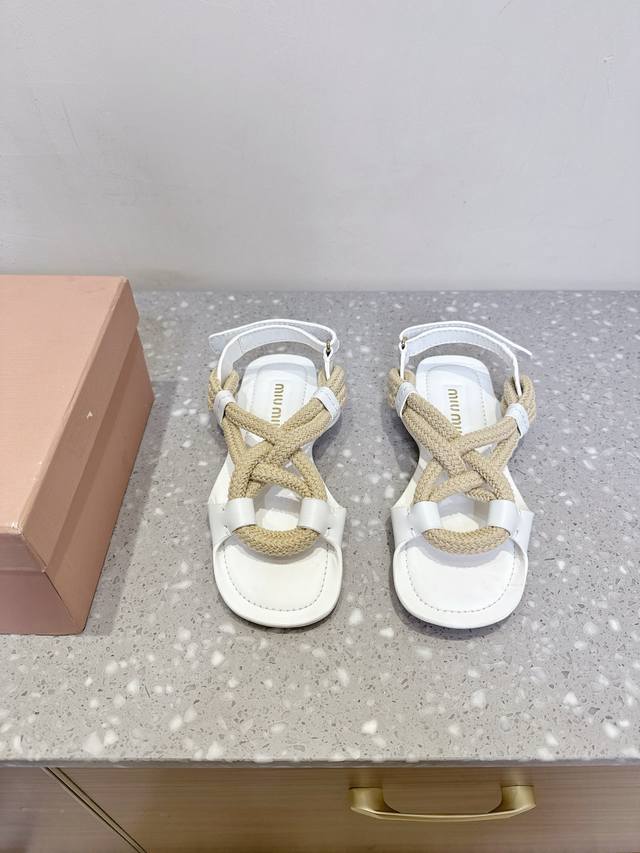 Miumiu 缪缪 25Ss春夏新款 平底 沙滩 凉鞋 夏季百搭款 舒适又好穿，上脚显白 怎么穿都好看，今夏时髦精最爱 全球最火平底凉鞋， 出现在各大时装杂志封
