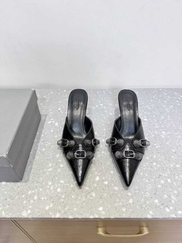 Balenciaga 巴黎世家 25Ss春夏新款 新金属铆钉 高跟 尖头 拖鞋 这Agole凉鞋鞋型是淑女拖鞋上面的铆钉又超级朋克街头简直太别致了 Ins爆款