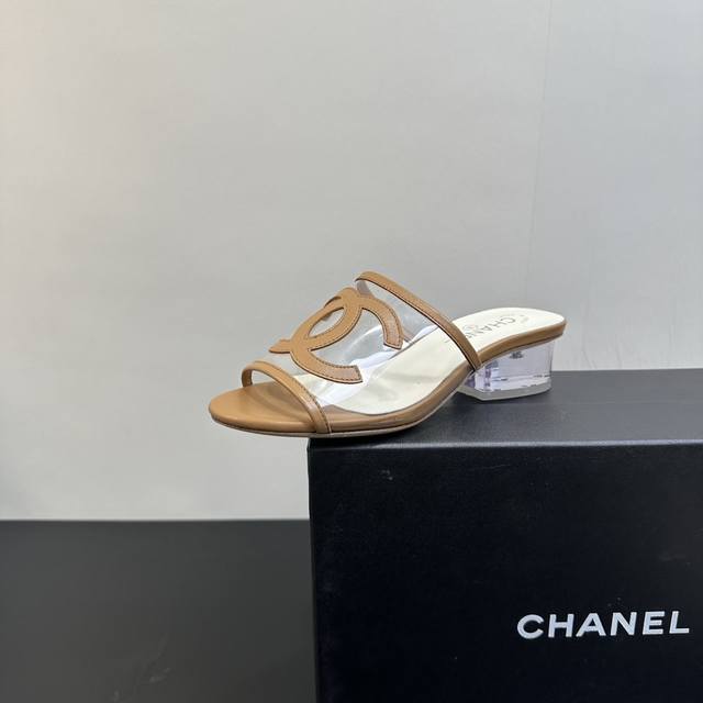 25Fw新款Chanel香奈儿小香走秀款透明跟中跟方跟拖鞋 这款上脚有种怡然自得的松弛感 完全不挑场合 轻松搭配各种风格造型 低调不声张！ 超适合想要显高腿细的