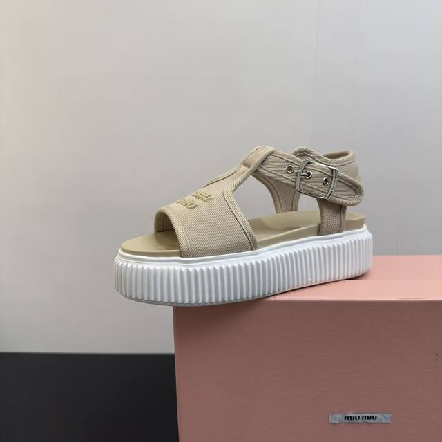 Miumiu 2025新款厚底凉鞋，一出场便是焦点。被追问无数次的夏日宝藏凉鞋，黑色款神秘而酷飒，低调中满是高级感，鞋面柔软细腻，随着步伐的移动，尽显奢华质感。