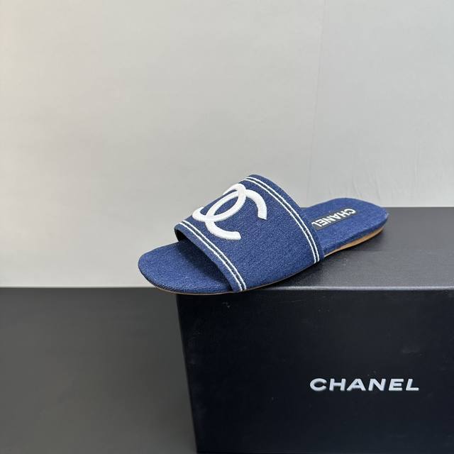 Chanel25C春夏新品牛仔布平底刺绣拖鞋.小香Logo点缀 简约大气 ！ 鞋面：牛仔布 内里 垫脚：羊皮 大底：原版大底 鞋码：35-41〔40.41定做〕