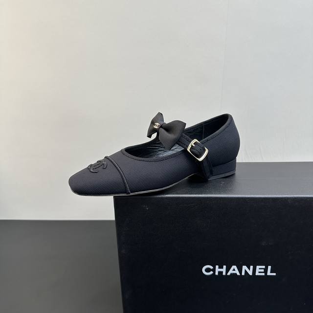 Chanel香奈儿小香风蝴蝶结平底鞋玛丽珍鞋，将优雅与舒适完美结合。经典竖纹布面与标志性双C元素交织，搭配灵动蝴蝶结，精致又俏皮。多样配色适配不同穿搭场景，无论