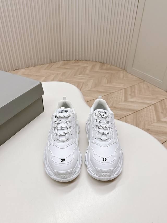 出 情侣款 巴黎世家 Balenciaga 2025新款Triples Tape Type 来袭 魔鬼一号老爹鞋 简直太绝啦 独特的设计，让人一眼就爱上，走在街