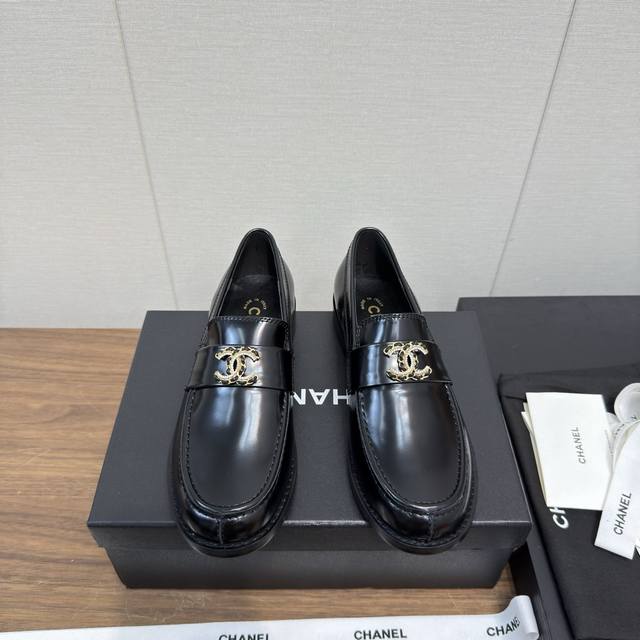 A 25A 新款菱格 乐福鞋 平跟便鞋 小皮鞋 顶级版 乐福鞋 小红书热推款 超好穿系列 包头乐福鞋 这新款小皮鞋巨美，无论设计和材质体验，都觉得物超所值！非常